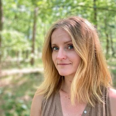 Spisovatelka a novinářka. Autorka knih Šepot z lesa, Zvedá se vítr a Tři Sekery