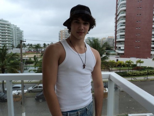 17 aninhos, Paraibano, Solteiro, Colegas tenhos muitos, Amigos tenho pouco mas valem por mil... Quer conhecer mais de mim? me segue então ;)