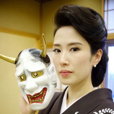 講談師/講談協会所属/渋谷区出身/令和4年度(第77回)文化庁芸術祭新人賞受賞/令和5年10月真打昇進/令和7年3月6日【講談絵巻本〜写真と絵で綴る一龍斎貞鏡半生記〜】/笑点/日経新聞プロムナード連載中/7歳、5歳、4歳、2歳、5ヶ月、5児の母ちゃん/ 任侠/怪談/酒/カラスミ/酒盗