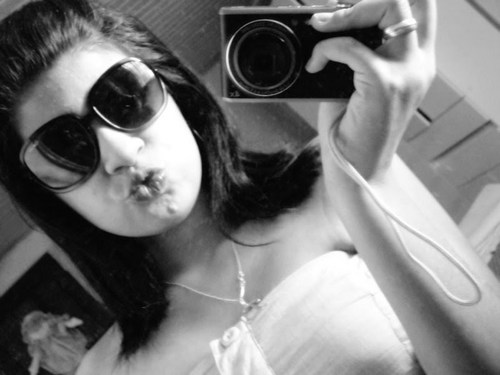 Eu não so de demonstrar sentimentos, mas sou cheio deles. Eu sofro em silêncio, amo com o olhar e falo por sorrisos.