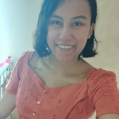 maggycasv's profile picture. Perdonadme, guerras lejanas, por traer flores a casa.