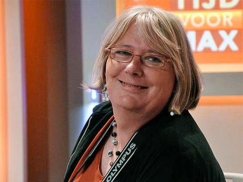 ElineK's profile picture. Geboren op een dag in Europa.
Met een mobieltje in de hand twitter ik door het hele land.