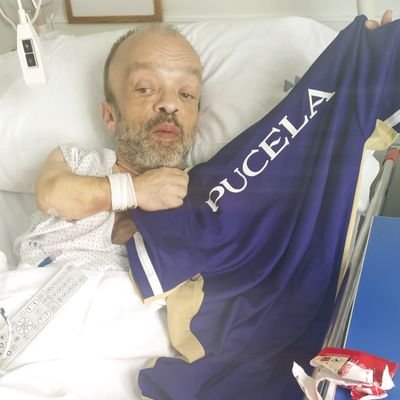 Periodista. Grande de España. Almirante de Castilla. Condestable de las Tierras Vascas. Mi sangre es violeta, blanca y azul.
Qué más quieres saber?.