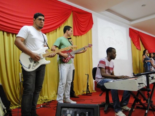 Pablo Cajina. Guitarrista, Casado, Membro do Ministerio Moria Ouro Branco/MG. Louvar a DEUS, naõ existe nada melhor em Minha vida do que isto...