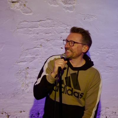 semi-professioneel comedian, pokerspeler, Horecamanager, tekenaar, vader en single dad (word voor alles net te weinig betaald).