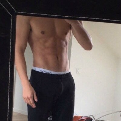 Hetero curioso de 30 años guapo cuerpo gym con ganas de experimentar nuevas experiencias y conocer el mundo swinger.
Vergonzoso
