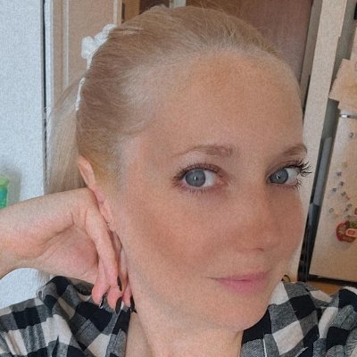 LizzyWienie's profile picture. Mom. English Teacher. Vegan. Cook & Baker. Runner.