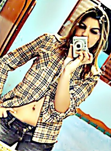 A vida é curta, viva! O amor é raro, aproveite! O medo é terrível, enfrente! As lembranças são doces, aprecie!  (: