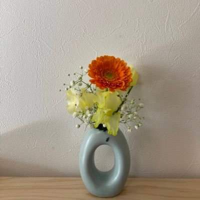 日常の小さな花を生けてます。たまに池坊。少しの工夫と気楽な百均などの道具で、お花をもっとおしゃれに。3歳長男も時々生けています。