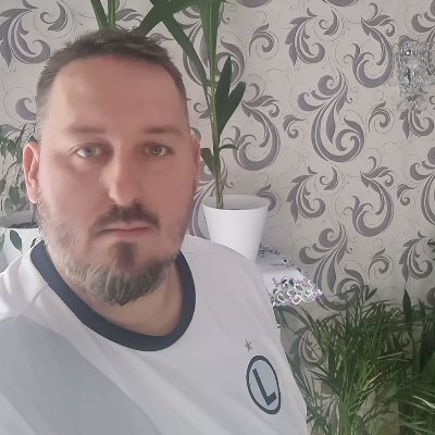 Legionista(L) Zakonserwowany konserwatysta. Nieskruszony beton lubi czasem postrzelać sobie.