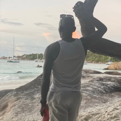 6 ft, Educator, Polymath, Indigo, Gooner, Chef extraordinaire , Saxophonist, basketball coach, Father, over 30 year old FIFA champion, Human Beast! 🇸🇨