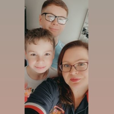 Mum of two gorgeous sons.
Sunderland fan 🔴⚪️🔴⚪️🔴
Lover of live music 🎶 🔊🎸