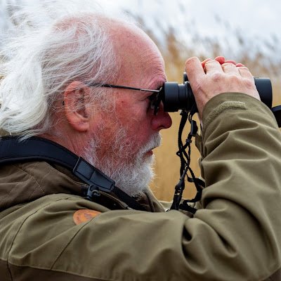 Beroepskampeerder, fotograaf, auteur. Veelal onderweg met een camper.