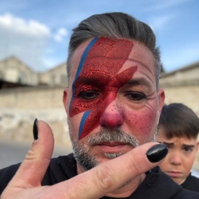 Malagueño y malaguista;enamorado de mi tierra,comparsista,murguista,idealista y soñador.Otro mundo es posible;Fé,Pasión,Dulce Nombre y Rock & Roll.
