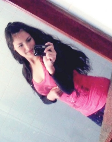 Eu erro.Eu amo.Eu choro.Eu brinco.Eu sorrio.Eu tenho defeitos.Eu tenho qualidades.Eu minto.Eu não sou perfeita, Aceite.