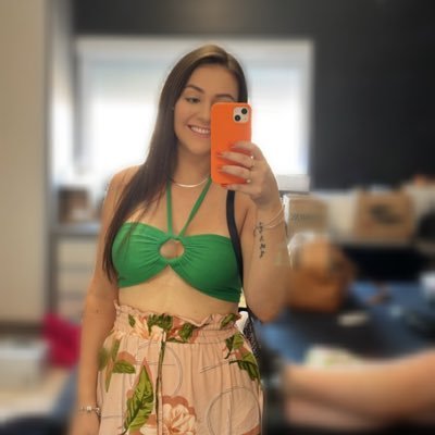 moniquialb's profile picture. live the moment