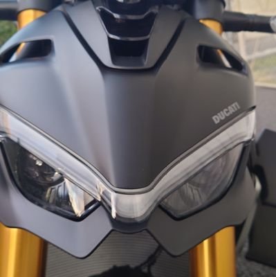 バイク乗り たまに調子にも乗ります
車種は
🇮🇹DUCATI STREETFIGHTERV4S #ドゥカティ
🇯🇵HONDA Forza(MF13)
たまぁにツーリングに行きます🏍️💨
虜
無言フォローすみませんm(__)m
