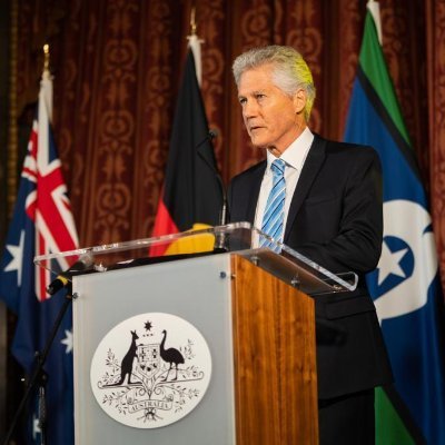 Official account for 🇦🇺 High Commissioner to 🇬🇧 Stephen Smith. Follow @AusHouseLondon for updates.