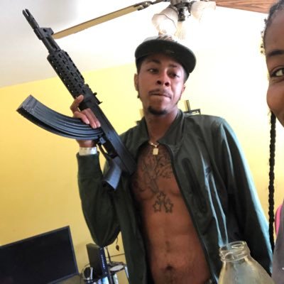 VELL,-gun freak/dikk slanga #Sagittarius polygamist😈 tittylover. snap:geta5guy 👣🗣️ who said big Soldier ain’t from the hood✋🏾