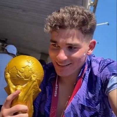 juli9zen's profile picture. when city dont play i sit in my room and stare at a wall