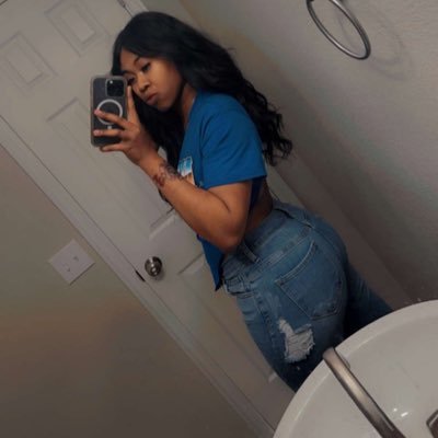 30yr old momma✨ | Cosmetologist | Foodie 🥢 | Mechanic Bae 🦾 IG- skyenailbar