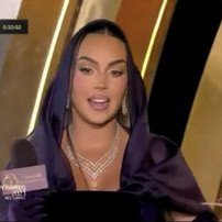 والله يدري حين القلب يذكره..يغدو كجنّاتٍ،،وينسى كل مافيه☁️