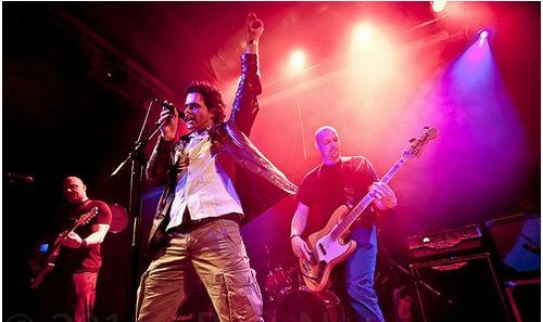 BReTT is een door veel schade en nog meer schande onwijs geworden band die vuige Rock zonder roll speelt.
