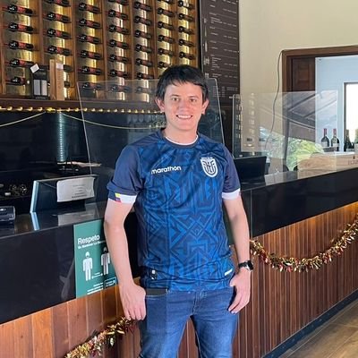 Aficionado al fútbol ⚽️, hincha de LIGA, la tecnología 💻, a los videojuegos 🎮, el cine 📽️ y la robótica. Ingeniero en Mecatrónica.