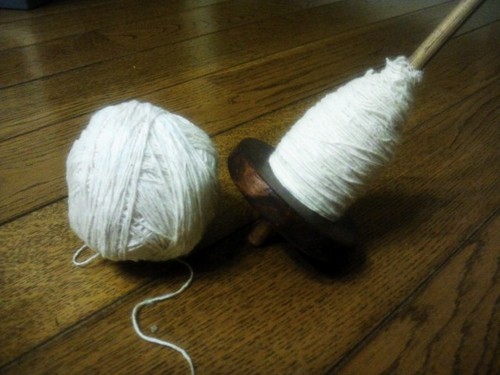 もめんのくつしたという屋号で活動中。紡錘 (ぼうすい)という独楽を使って、綿を紡いで糸にして、そこからくつしたを作っています。(自然農での綿花栽培も計画中)　もちろん、全て手作業です。一足出来上がるまでにかなりの時間がかかりますが、じっくり、ゆったり、心を込めてくつしたを作っています。