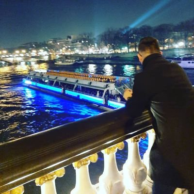 Consciente de mi idiotez por querer ser a la vez, tranquilidad y locura, disparate y lucidez.