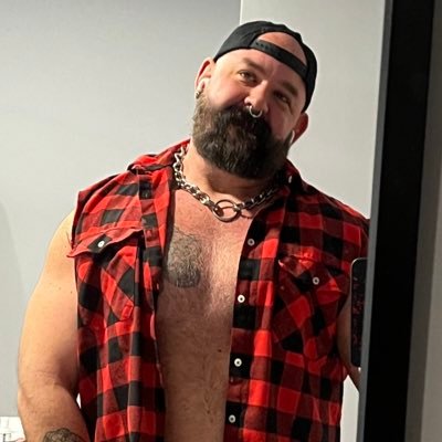 I'm a sub verse muscle bear. Poly-minded. Husband to @_billdemon_ and boyfriend to @tankdrazi. Always lookin to grow stronger and bigger!! cash app: $infernopup