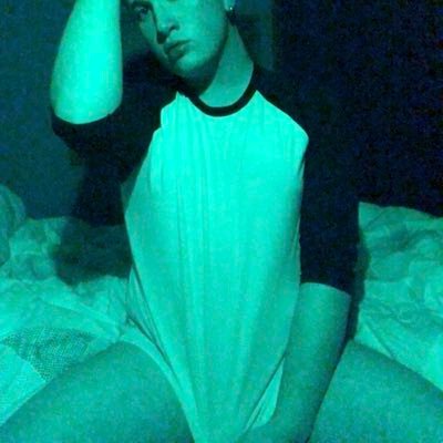 Retweeting things I find hot 😈 Some posts are of me too 👅 DMs always open for chats and requests! Very kinky, especially pits/musk 🥵