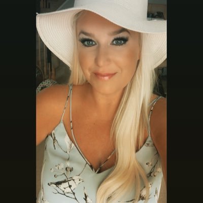 AshleyJw28's profile picture. Just a simple, wine Lovin' 🍷Canadian country gal 🍁