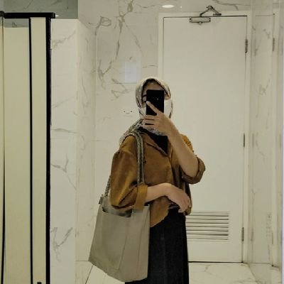 cahyaniimaa's profile picture. sorry, but it is my safe place. makanya digembok.