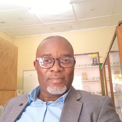 Deputé National élu du Haut-Katanga, Lubumbashi. Parti Congo Espoir (CE) et Professeur des universités. Époux et père responsable