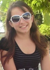 Uma garota que sempre sonha com o futuro, é simpática, gosta de ajudar seus amigos, gosta de fazer novas amizades e odeia falsidade.Essa sou eu Claryssa Thayná!