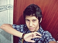 Ciumento, me apego fácil, chato, insuportável, skateboarding, rock n' roll, charlie brown jr, CPM 22, reggae, cabelo bagunçado e todas as ruins qualidades.