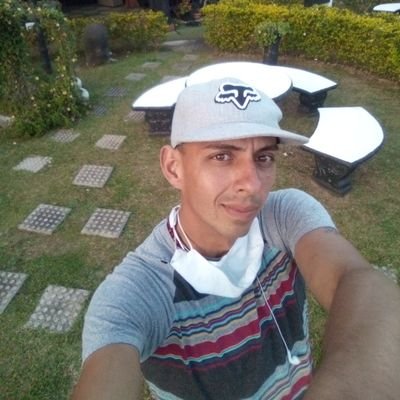 Soy umilde divertido me gusta bailar ir correr y a jugar bola escuchar música me gusta oír chistes