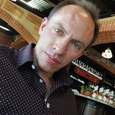 Emprendedor 💪🏻
Soy mu único medio de transporte para cumplir mis metas. Entendí que no dependo de ningúna persona, gobierno, o entidad para salir adelante.