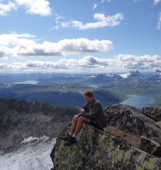 Ut i en skog, og opp i et tre!