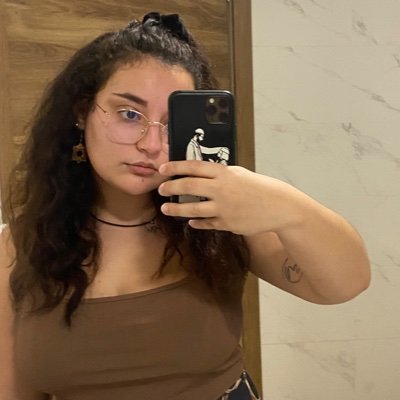 cheyslavigne's profile picture. uno podía ahogarse en la intrascendencia
@reinaterabithia