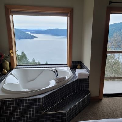 20 min frm Victoria, 1 of the best views in the world; luxury, quality, affordable. In-room soaker tubs, gas fireplaces!