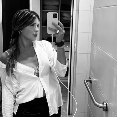 josefinarossi13's profile picture. los científicos dicen que estamos hechos de átomos, pero a mi un pajarito me contó que estamos hechos de historias.