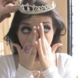 webecrying's profile picture. drunk tweets and shit taking.