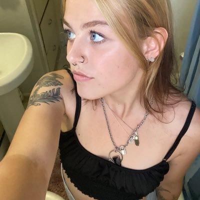 justine_rosey's profile picture. artist, tarot reader, surrealist 💖