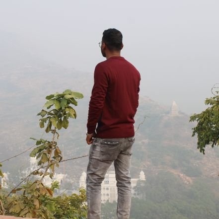 ayushraj4429's profile picture. सिर्फ सांसे चलते रहने को ही
ज़िन्दगी नही कहते
आँखों में कुछ ख्वाब और दिल में
उम्मीदे होना जरूरी है…||