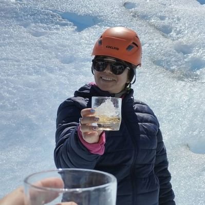 Rompiendo Mitos con Astrología y Tarot en @escaleraalcielopordina. 
Fotógrafa. Estudiante de Psicología Social. Instructora de Yoga.