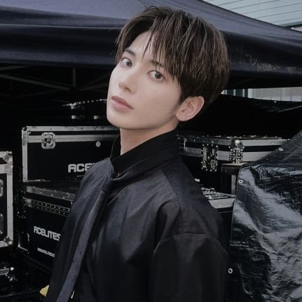 The owner of golden voice from TXT who is currently being MOA's enchanter, Kang Taehyun (강태현) - update only.