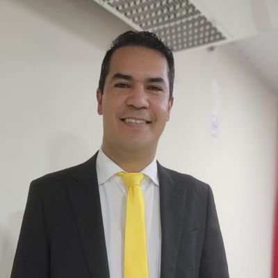 Cristão protestante, conservador e patriota.
Marido, pai, filho, irmão e amigo.
Bacharel em Direito.