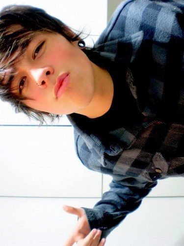 17 anos , Toco Violão , ando de skate , quem amo muito ? Mamis *-* .Quem me acalma ? @Alinemarold . *-*